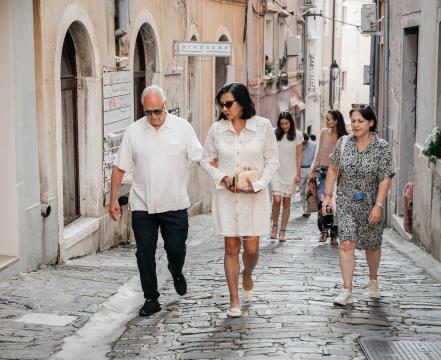 Michael Minkler s soprogo med sprehodom po Piranu_foto Ekaterina Donetskaia